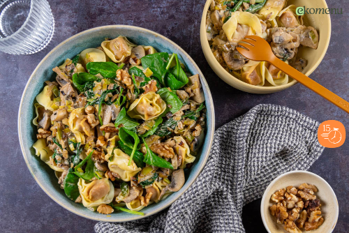 Verse tortellini met romige champignon-preisaus