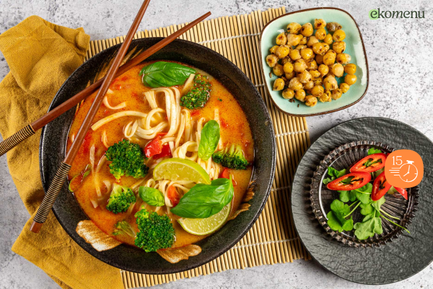 Snelle rode curry noodle soep