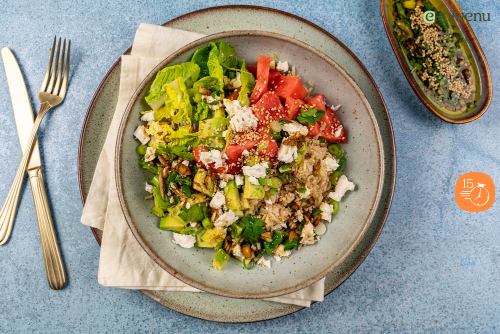 Buddha bowl met avocado, feta