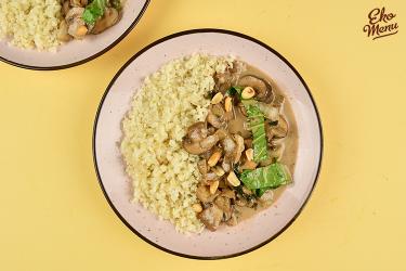 Keto wok met champignon-kokossaus en sambalnootjes
