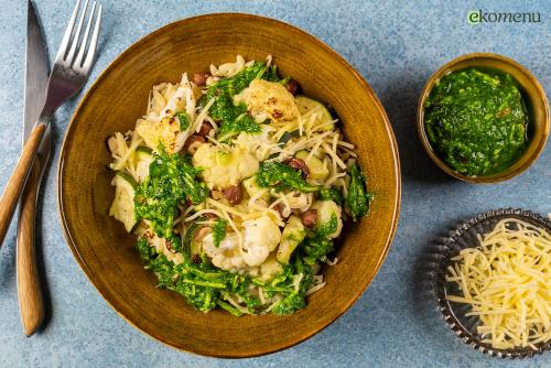 Orzo met geroosterde bloemkool en daslookpesto
