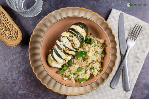 Keto hasselback-courgette met geitenkaas en bloemkoolrijst