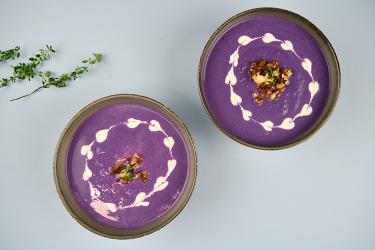 Paarse soep met walnoten