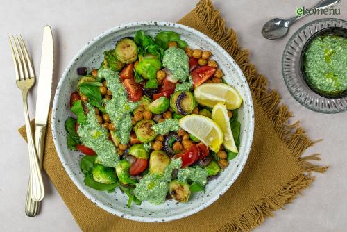 Groene power bowl met knapperige kikkererwten