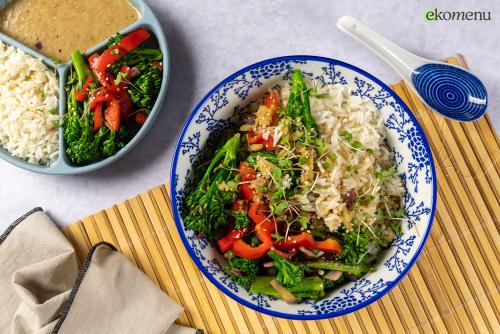 Knapperige bimi en paprika in een romige sesamsaus