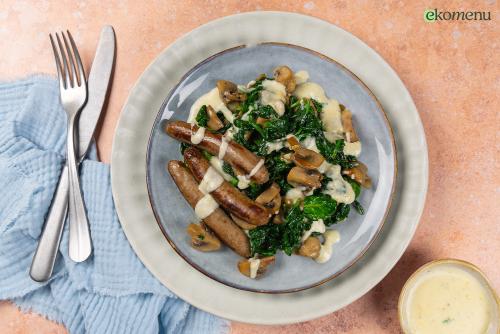 Keto Chipolata met kaassaus en spinazie