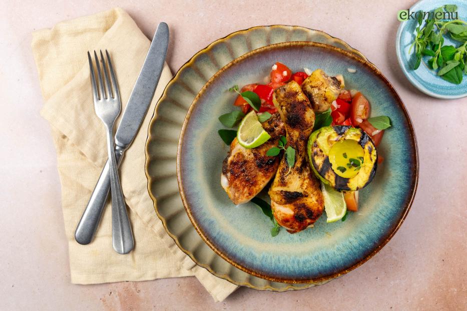 Keto gegrilde avocado met kipdrumsticks