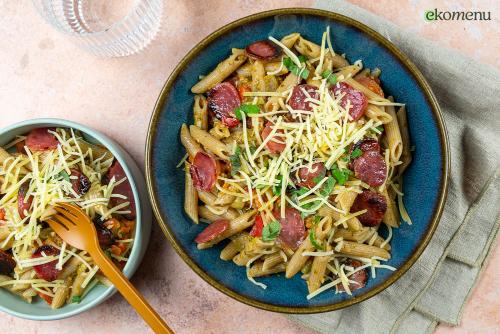 Simpele pasta met droge worst, pesto