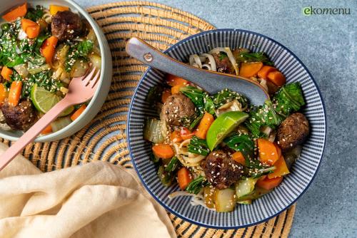 Oosterse gehaktballetjes met noodles  