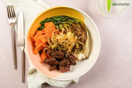 Biefstukreepjes met gegrilde andijvie en krokante ui