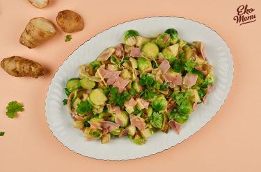Romige spruitjes-aardpeerschotel met ham en kaas