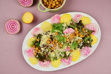 Bloemkoolsalade met gekleurde bietjes