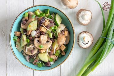 Gerookte tofu met gewokte komkommer en champignons