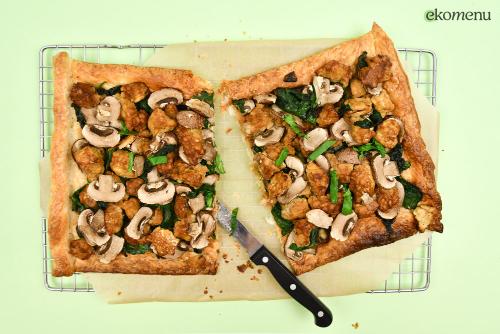 Plaattaart met gemarineerde tempeh