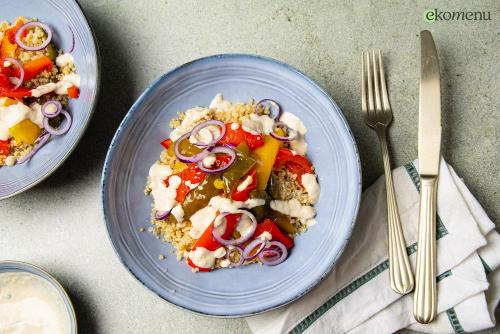 Regenboogsalade van geroosterde paprika