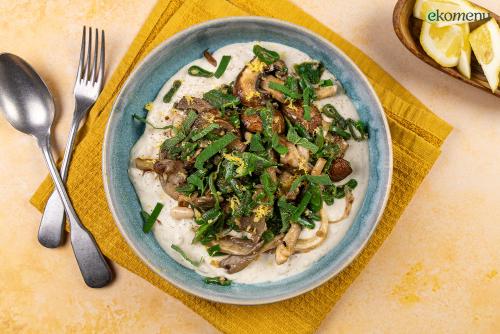 Smeuïge feta-bonen crème met snijbonen en gemengde paddenstoelen