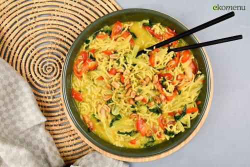 Kokos-noodle soep met tomaat
