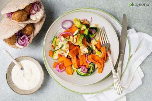 Pitabroodjes met falafel en hummusdressing