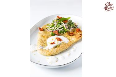 Naanbrood met een courgettesalade