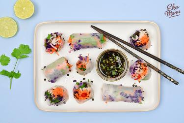 Kleurige springrolls met rammenas