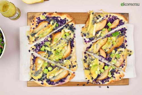 Flammkuchen met rode kool, brie, peer