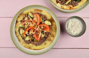 Tostada met kidneybonenpuree