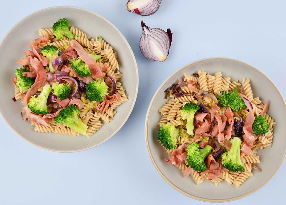 Snelle pasta met erwten-basilicumspread