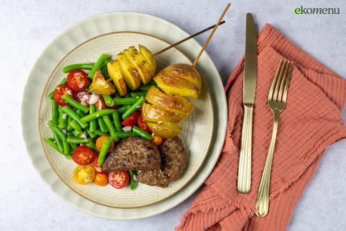 Aardappeltwister met een sperziebonensalade