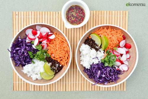 Kleurige sushibowl met radijsjes