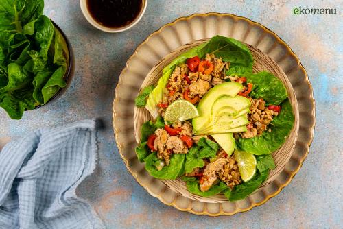 Keto Thaise slawraps (larb gai) met kipgehakt, avocado en munt