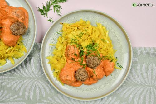 Keto Balletjes in tomaten-roomsaus met witte kool