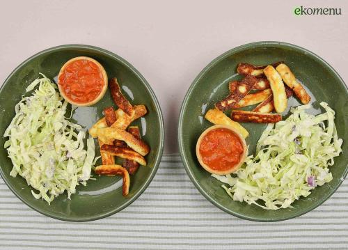 Keto Grillkaas frietjes met koolsla en tomatendip