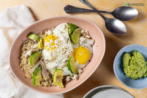 Keto Bowl met bloemkoolrijst, feta, avocado en gebakken ei 