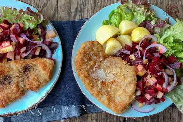 Schnitzel met bieten salade