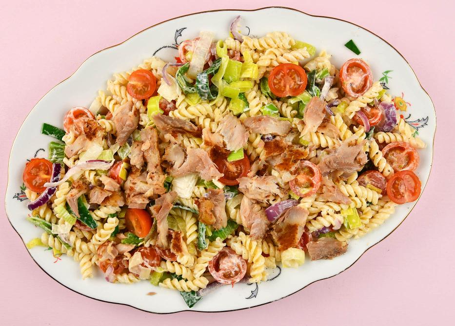 Pastasalade met gerookte meerval