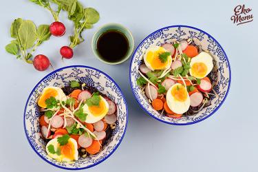 Veggiebowl met zwarte rijstnoodles