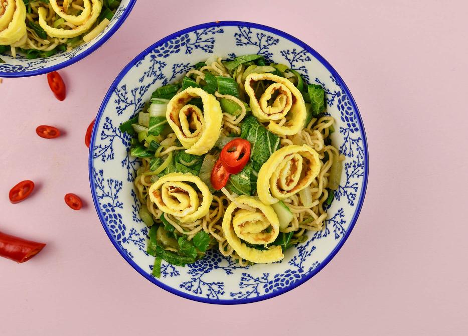 Noodles met paksoi en een omeletje