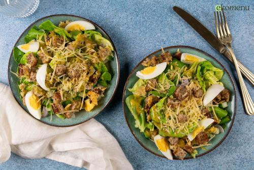 Caesar salade met kaas-desemcroutons