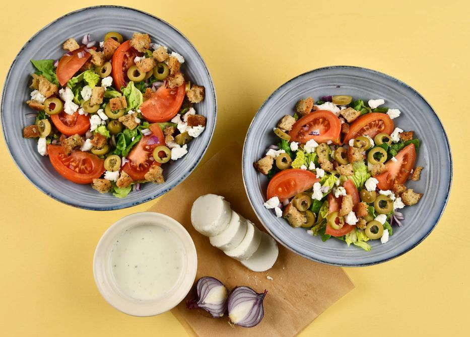 Griekse maaltijdsalade met geitenkaas