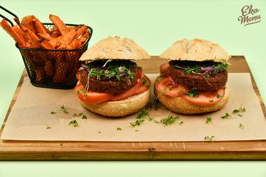 Broodje Kinowaburger met wortelfriet