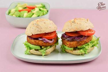 Broodje met een cashew-bonenburger