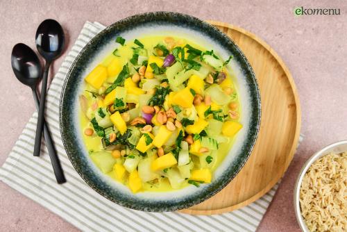 Mango en paksoi in kokossaus