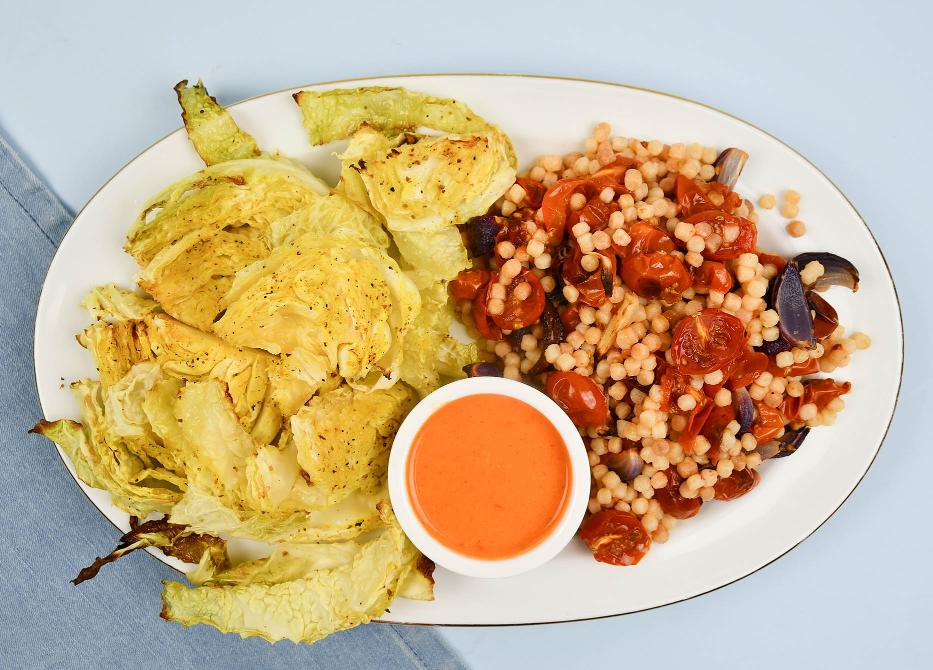 Geroosterde savooiekool met parelcouscous