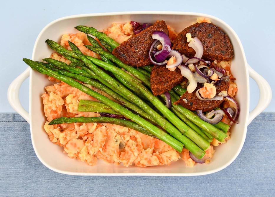 Groene asperges met een rode biet burger