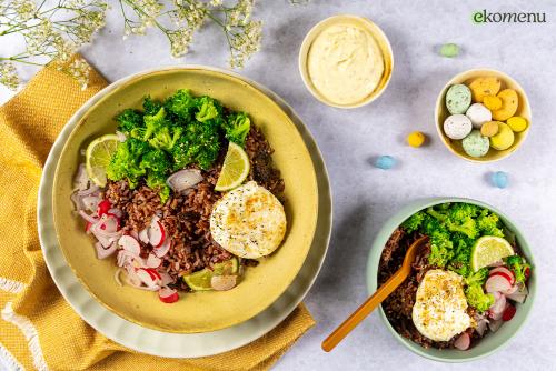 Soul bowl met broccoli en froached eggs