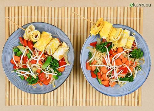 Udon noodles met broccoli, paprika