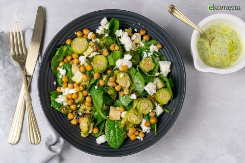 Bowl met geroosterde spruitjes en green goddessdressing