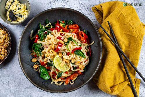 Romige noodles met zwarte knoflook