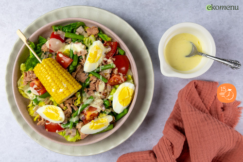 Salade Niçoise met maïs, sperziebonen en tonijn