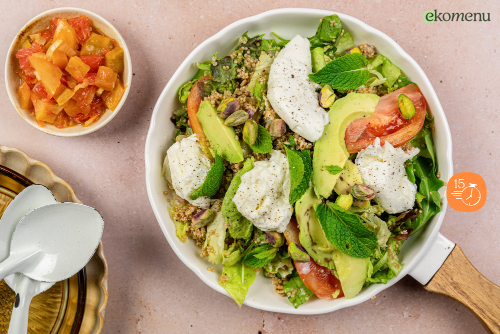 Quinoasalade met avocado, pistache en mozzarella